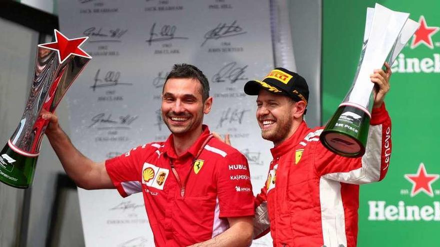 Vettel y su ingeniero, en el podio del Gran Premio de Canadá. // Efe