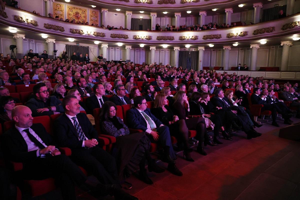 400 personas arroparon a los galardonados.