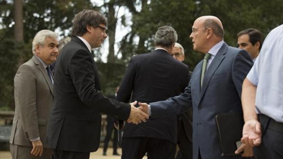 El 'president' Puigdemont y el coronel López de los Cobos, en el Palau de Pedralbes, el año pasado.