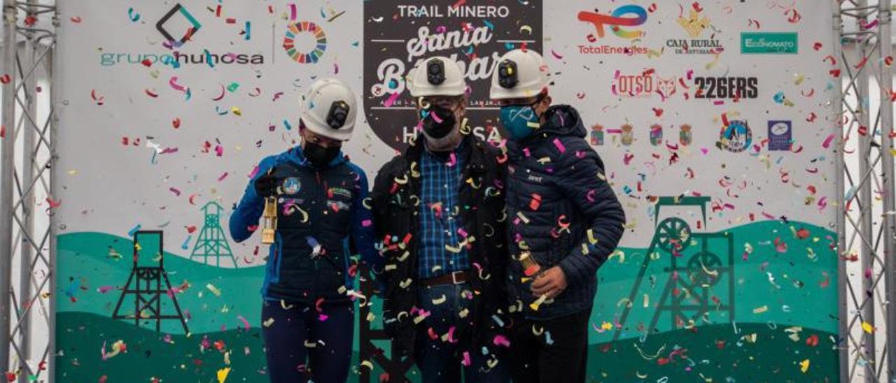 Gregorio Rabanal, presidente de Hunosa, en el centro, con los ganadores. Sobre estas líneas, la salida en el pozo Santiago. | Hunosa