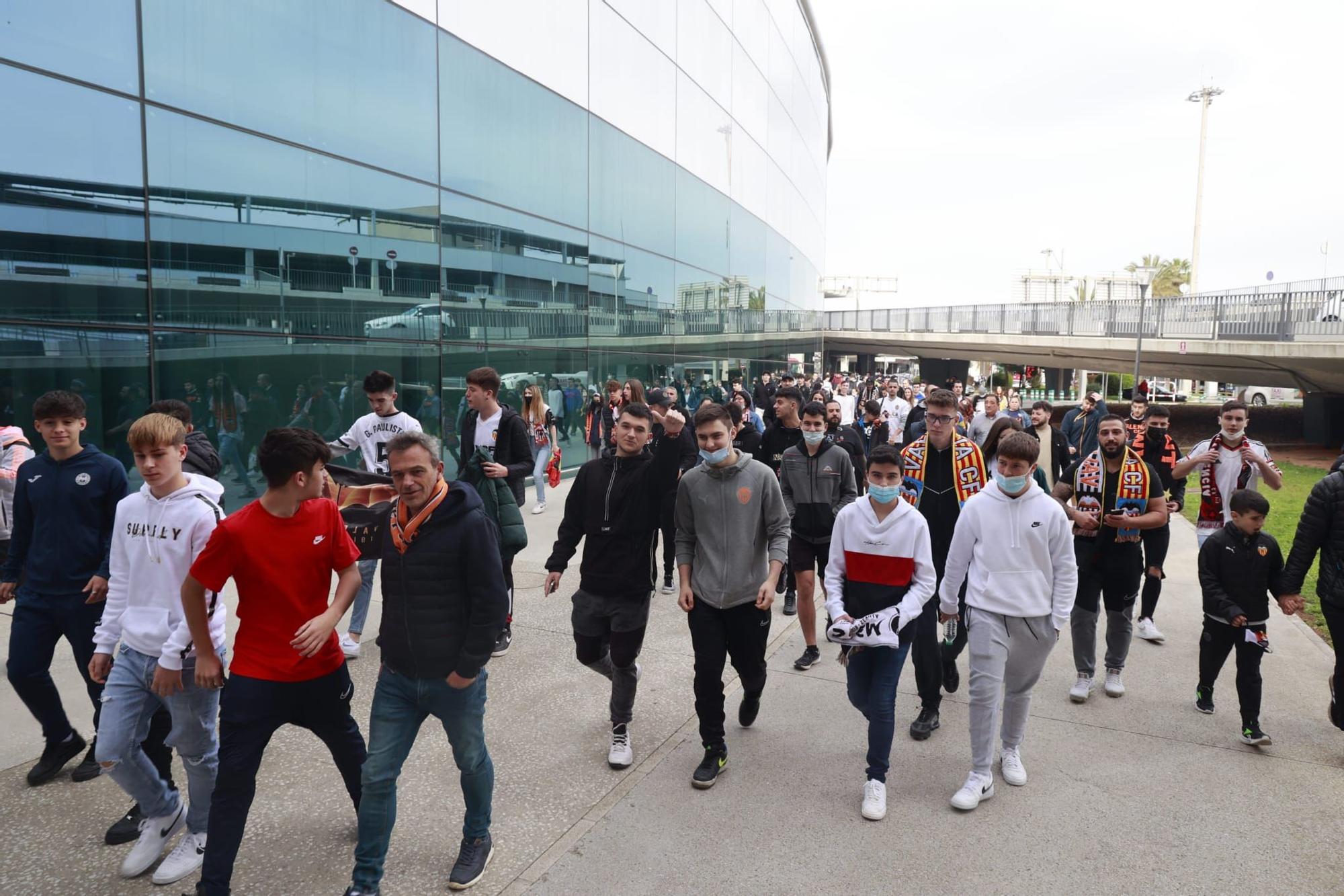 Miles de valencianistas se desplazan a Sevilla para presenciar la final de Copa