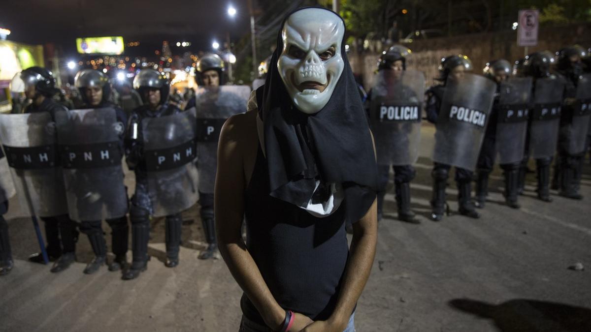 Un partidario de Salvador Nasralla ante la policía en Tegucigalpa.