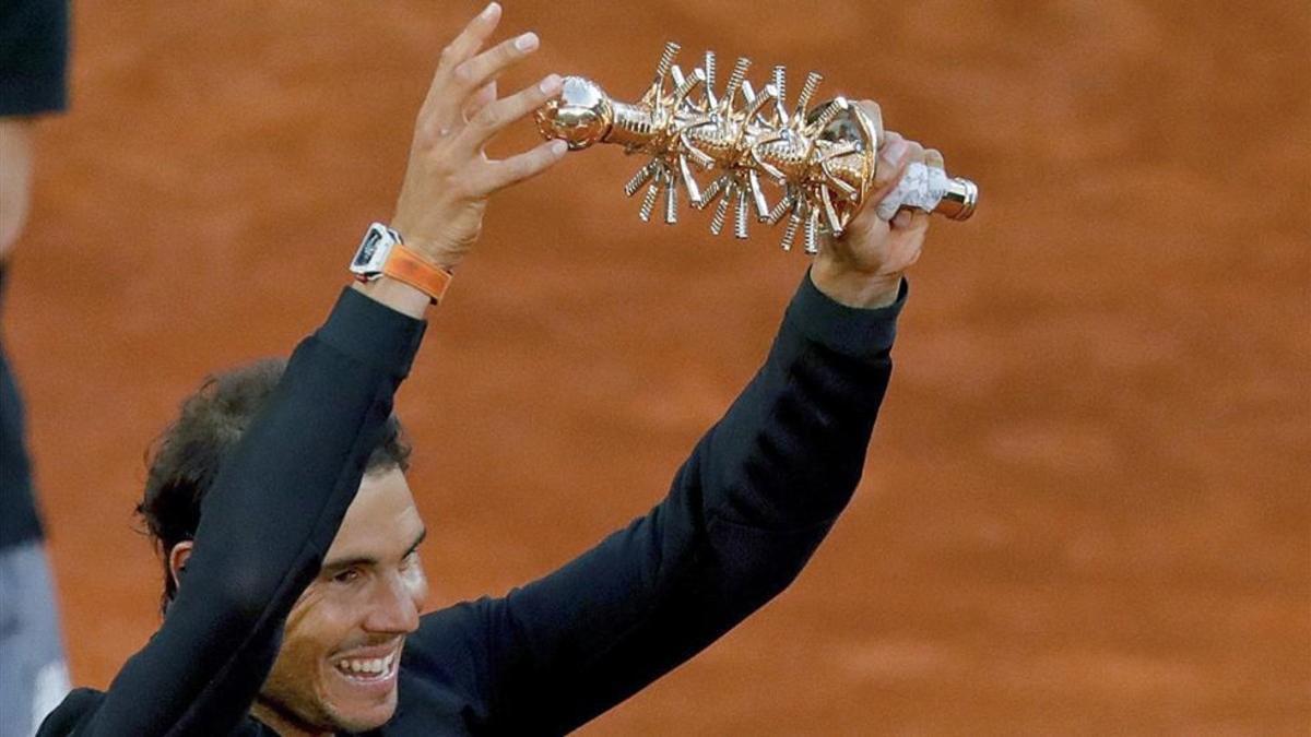 Rafa Nadal levanta el trofeo de campeón en Madrid