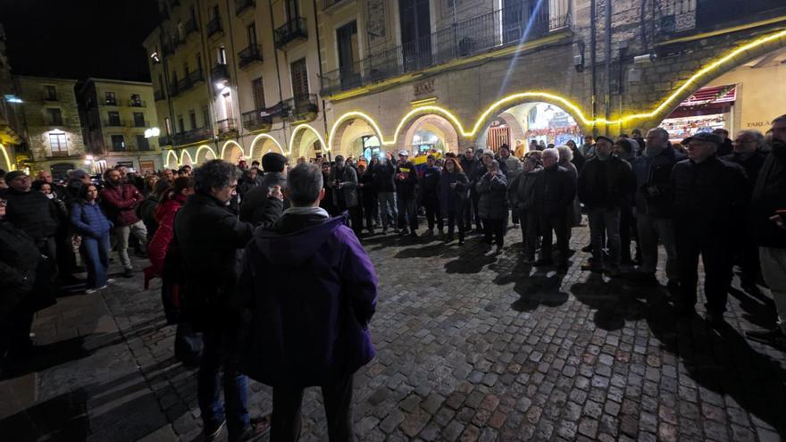 La concentració contra l'atac dels EUA a Veneçuela ha aplegat un centenar de persones a Girona