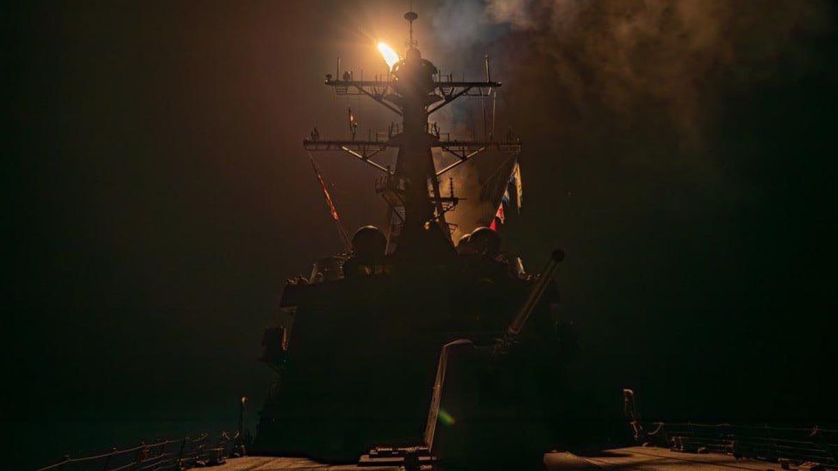 Lanzamiento de misiles desde un destructor de Estados Unidos en dirección al Yemen