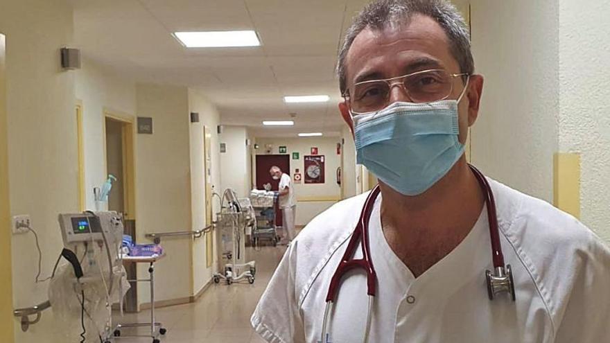 El doctor Antoni Castro, en una de les plantes d&#039;hospitalització del Trueta