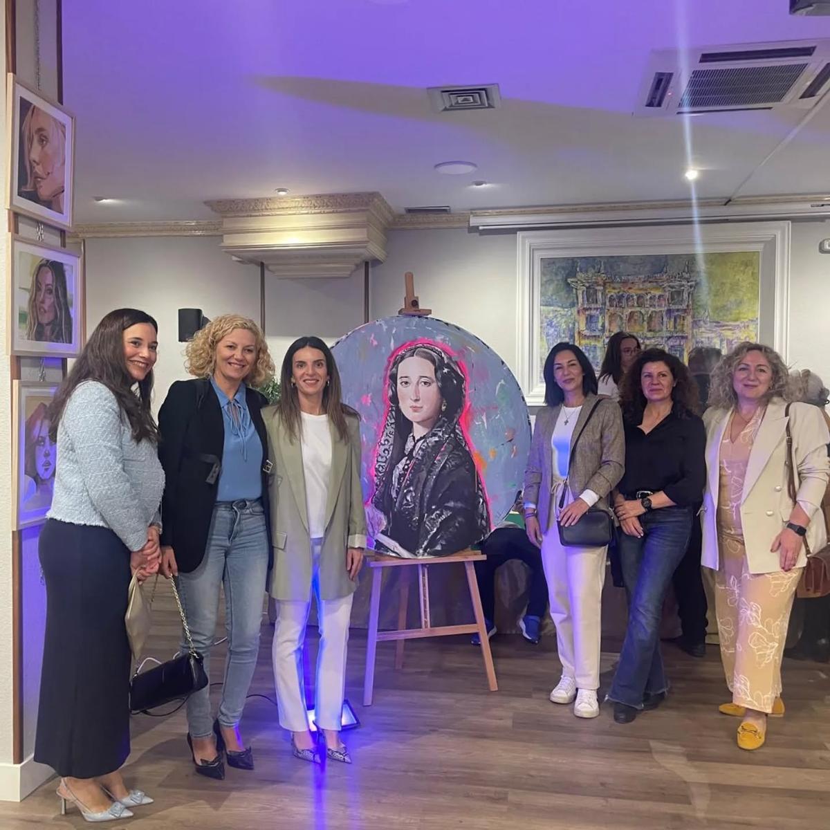 Algunos asistentes a la exposición