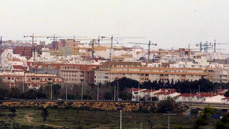 Imagen de una zona en construcción en el litoral de la comarca de la Vega Baja durante el &quot;boom&quot; inmobiliario.