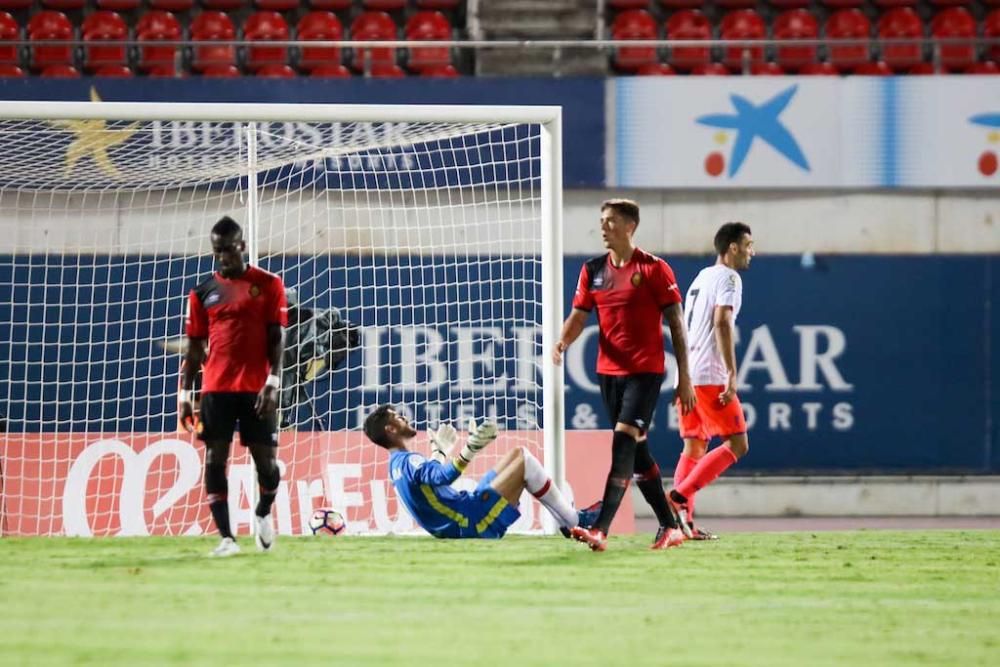 El Mallorca se abre en canal y entrega su trofeo