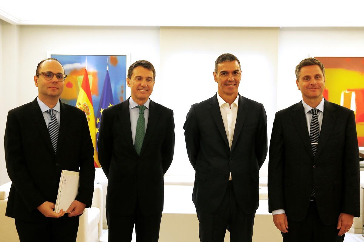 De izquierda a derecha, Patrick Wallach (Roche España), Juan López-Belmonte (Rovi), el presidente Pedro Sánchez y Thomas Schinecker (Roche).