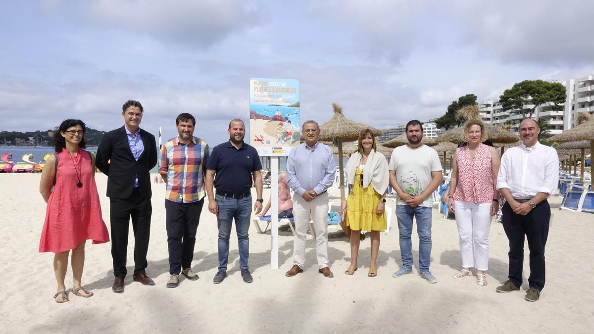 Representantes institucionales y de la AECC, este miércoles, en la playa de Santa Ponça.