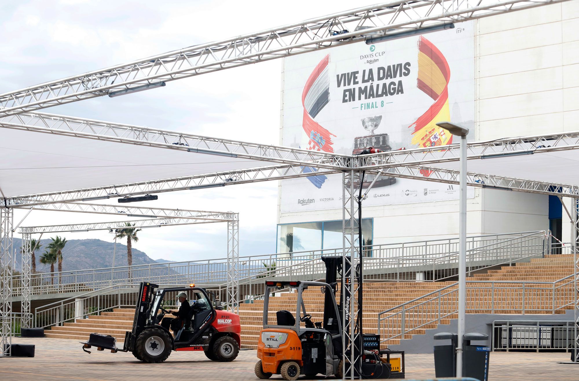 Preparativos para las Finales de la Copa Davis en el entorno del Carpena