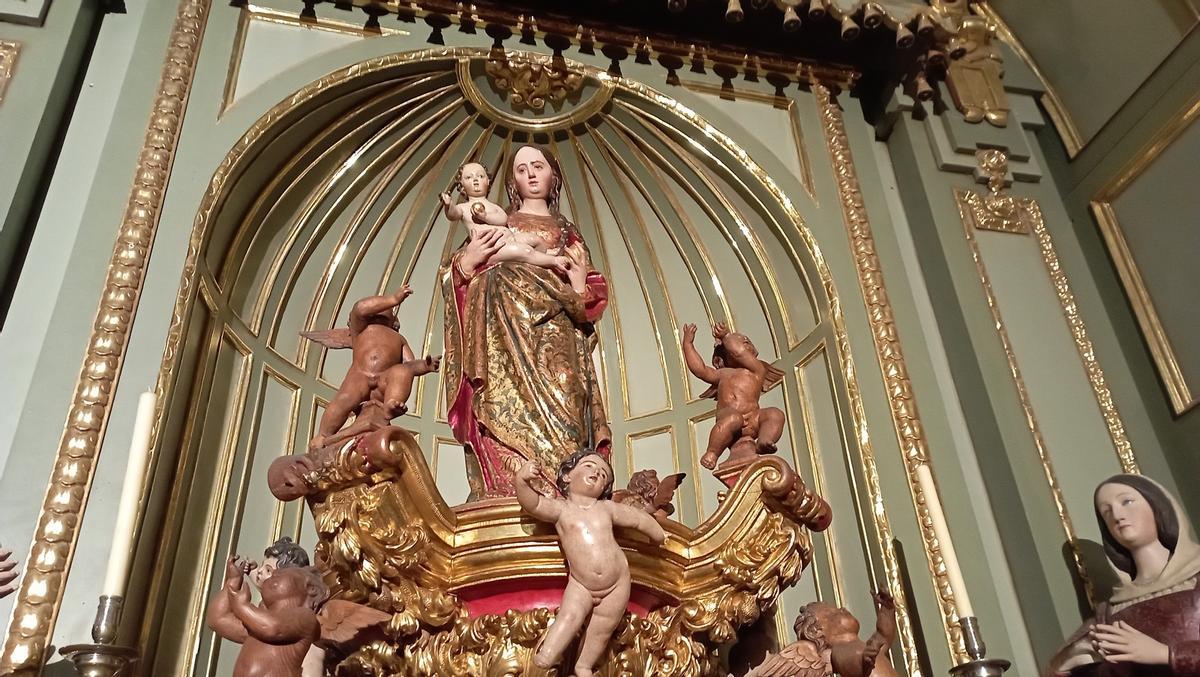 La Virgen de los Reyes (siglo XV), según la tradición, una donación de los Reyes Católicos al clero catedralicio.