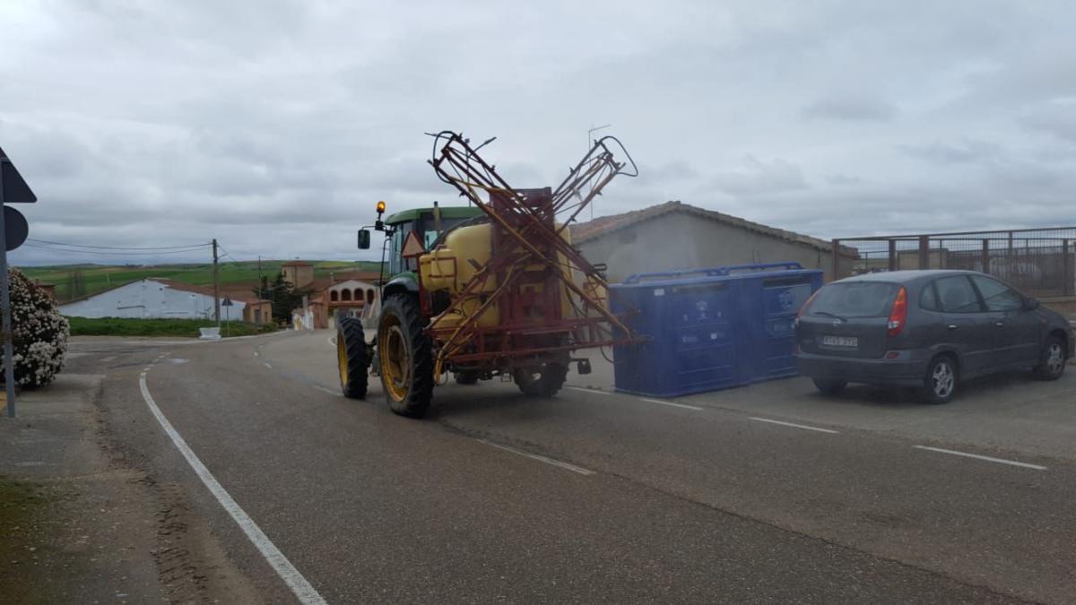 Labores de desinfección en el medio rural zamorano por parte de agricultores..