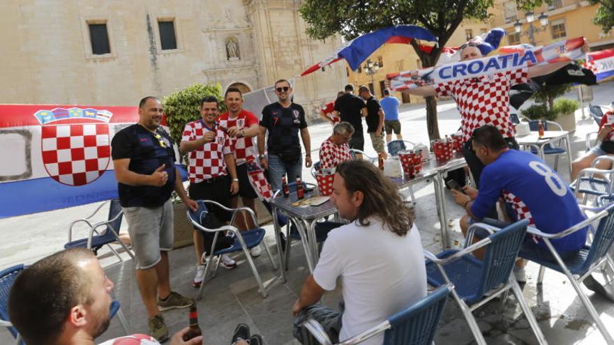 Aficionados de Croacia esta tarde en la plaza del Congresos Eucarístico