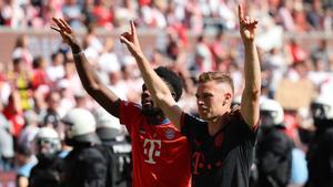 Alphonso Davies y Joshua Kimmich, en la celebración de la última Bundesliga