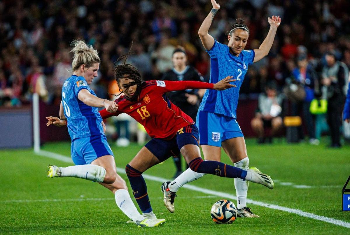 Salma Palalluelo disputa un balón a dos defensoras inglesas