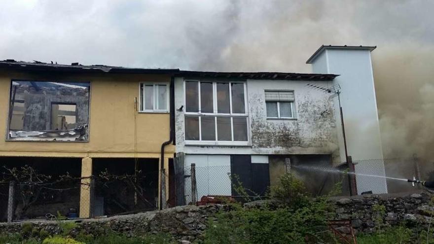 Viviendas afectadas por el incendio desencadenado ayer en el barrio de Fontarbela de Lubián.