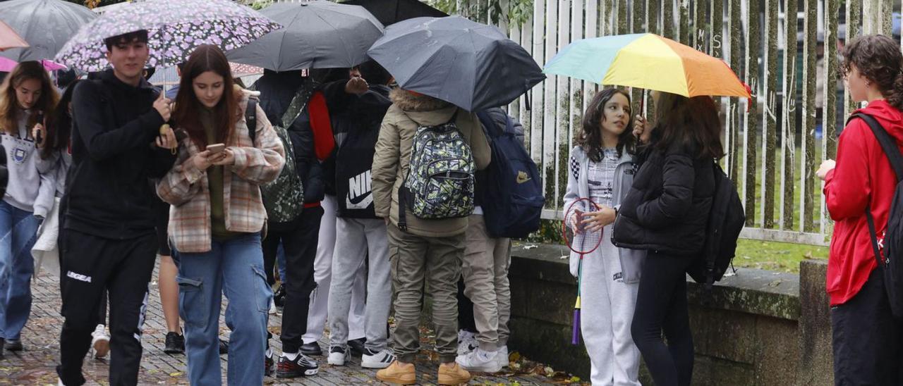 Alumnos a la salida de un instituto de Vigo, esta semana.  / ALBA VILLAR