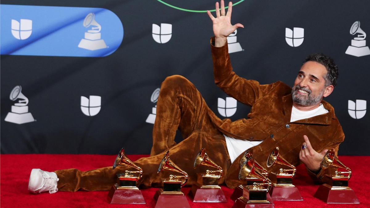 Jorge Drexler posa con todos los galardones que ha recibido en los Grammy Latinos 2022.