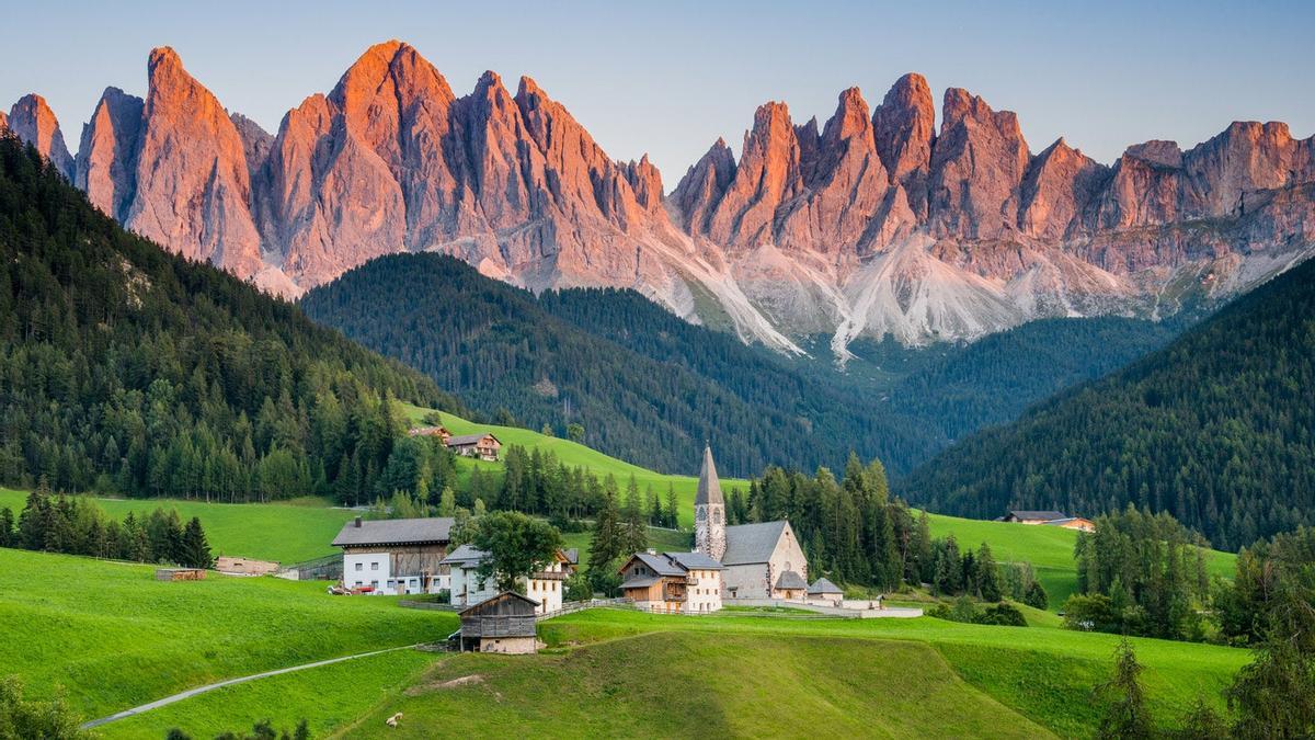 Enrosadira: el increíble fenómeno que tiñe de color púrpura los Alpes italianos