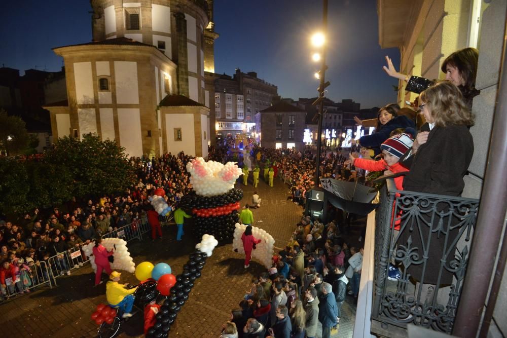 Una multitud recibe a los Reyes en Pontevedra