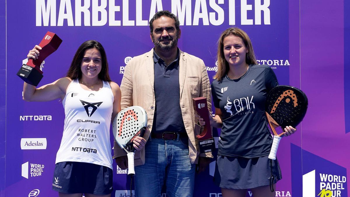 Paula Josemaría y Ari Sánchez, con los trofeos de campeonas de Marbella.