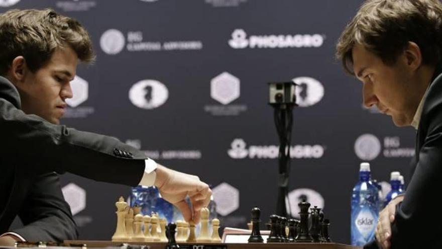 Carlsen y Karjakin se disputan el cetro mundial por la «vía exprés»