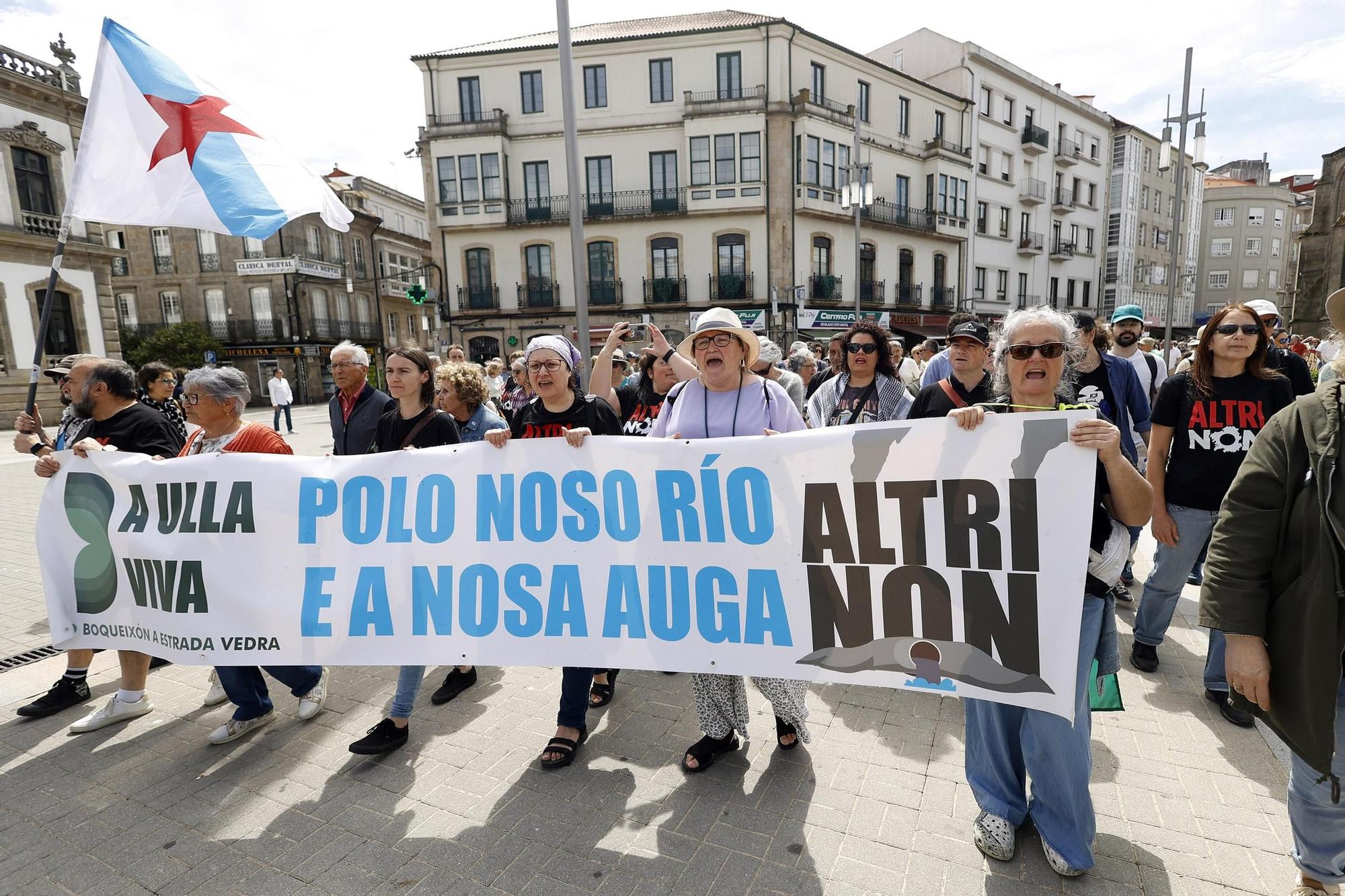Miles de gallegos marchan de Pontevedra hasta Lourizán en protesta por las celulosas de Ence y Altri