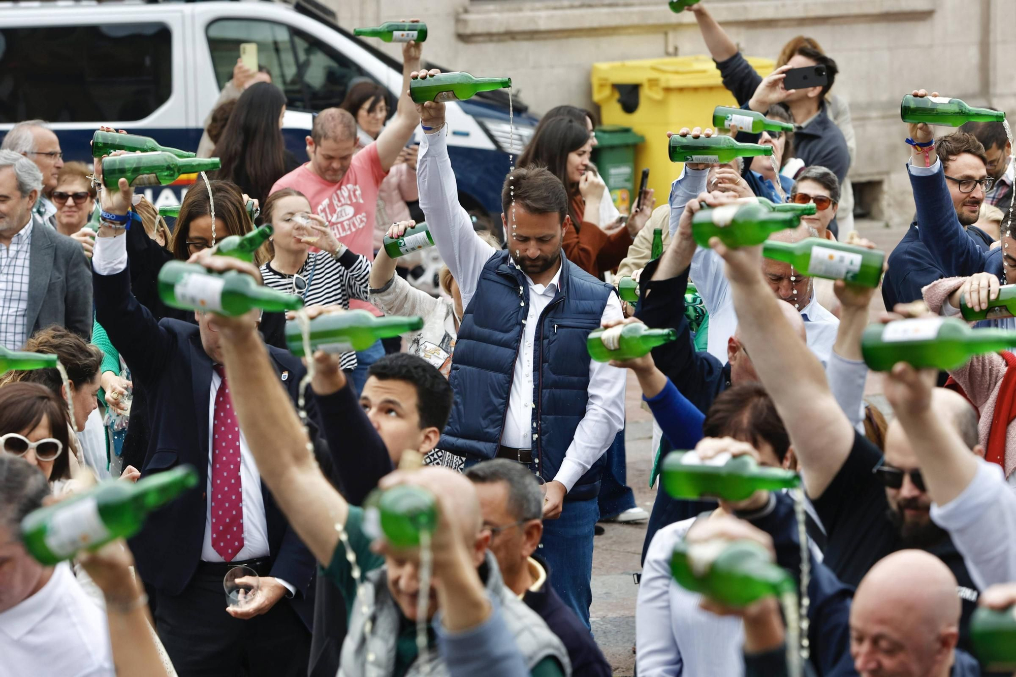 Cientos de brazos al aire junto a la Catedral de Oviedo para que la sidra sea patrimonio de la humanidad