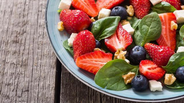 Ensalada de frutos rojos.