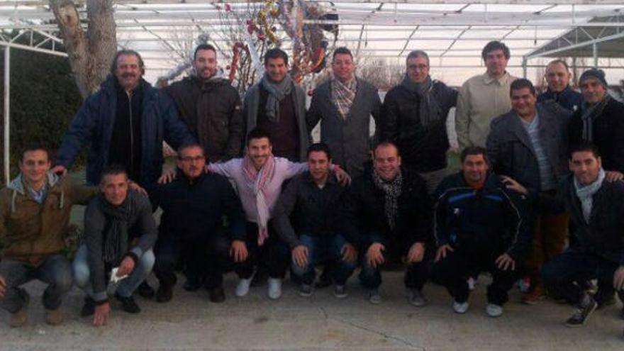 Los entrenadores y delegados que acudieron a la comida posan para las cámaras en Montamarta.