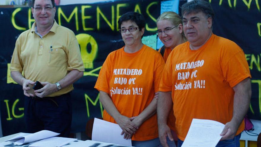 Los representantes de &quot;Matadero bajo cero&quot; junto a su letrado tras conocer la sentencia.