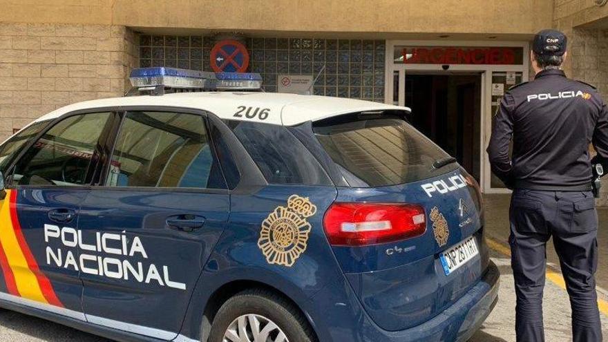 Un policía nacional en Urgencias del Hospital General de Alicante.