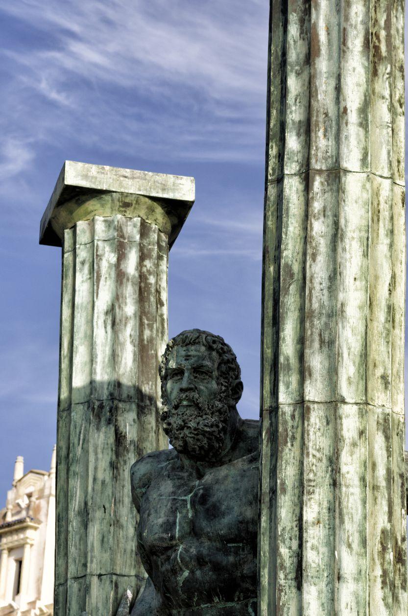 La estatua de bronce representa a Hércules separando los continentes europeo y africano