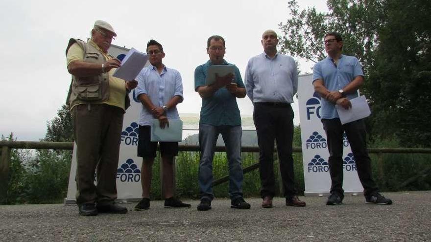 Por la izquierda, Ángel Antón, Raimundo Pinto, Fernando Nava, Pedro Leal y Félix Fernández, ayer