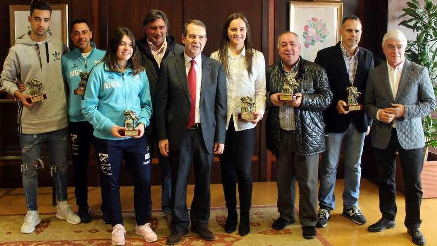 El alcalde de Vigo, Abel Caballero, y el edil de Deportes, Manel Fernández, con los premiados. // FDV