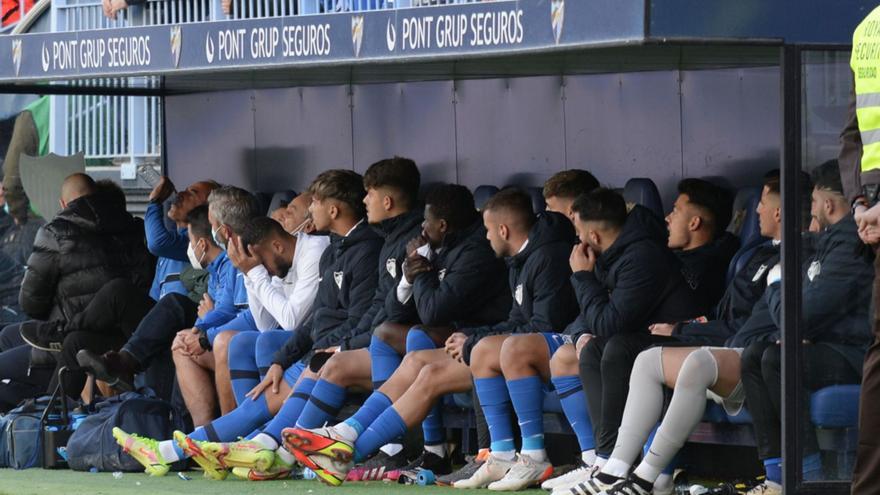 Los jugadores malaguistas sufrieron también desde el banquillo los goles recibidos ante el Amorebieta