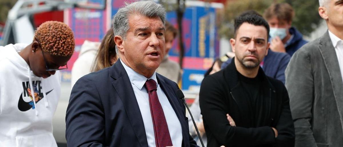 Joan Laporta y Xavi Hernández.