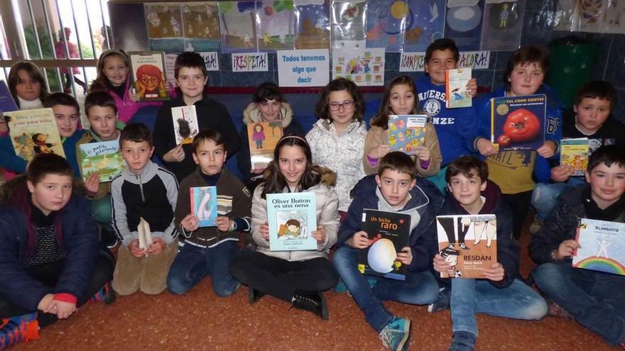 Algunos de los alumnos de quinto de Primaria del colegio El Pascón, con libros sobre el acoso en sus manos.