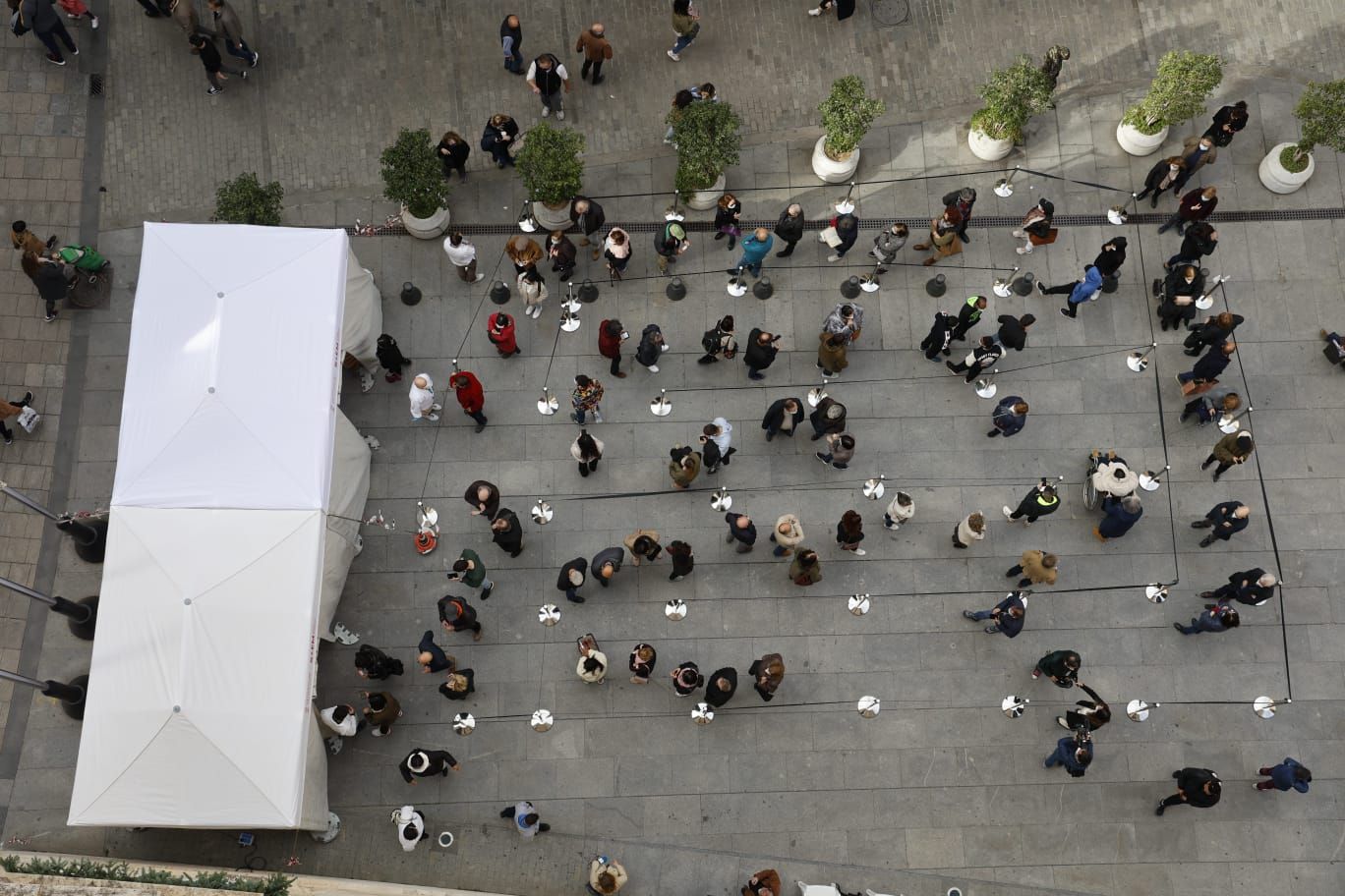 Colas para vacunarse en la plaza de Manises