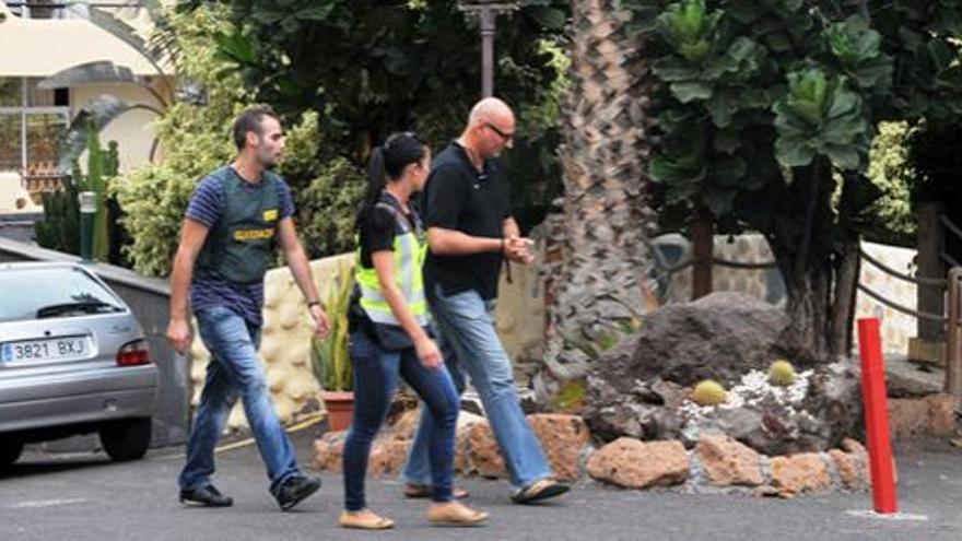 Uno de los detenidos en la operación &#039;Pozzaro&#039; escoltado por dos agentes policiales.