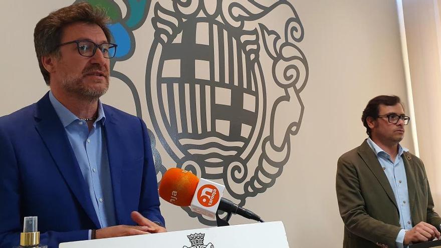 Els regidors Jordi Marcé i Miquel Vives exposant la proposta de renvació de la Masuca