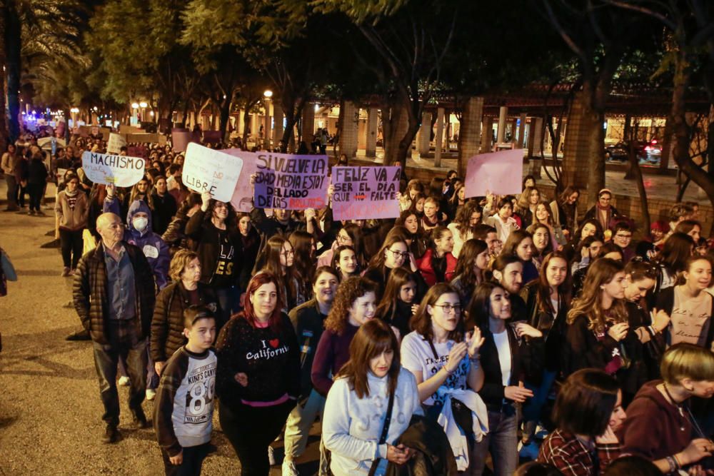 Manifestación nocturna en Elche por el 8-M