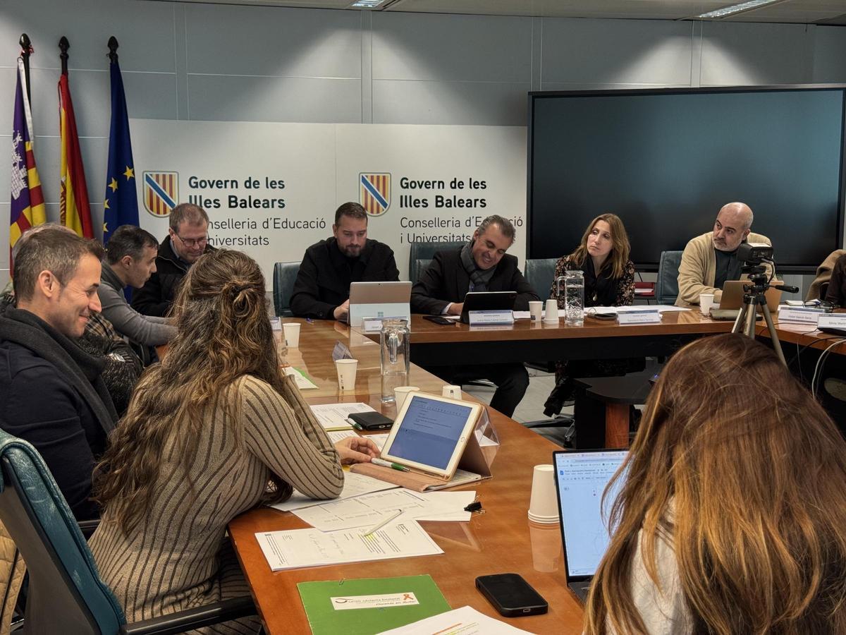 Antoni Vera (centro) durante la firma del abono de la indemnización de residencia y el incremento salarial del 2,5% en la última Mesa Sectorial, en la que se comunicó el adelanto de oposiciones.