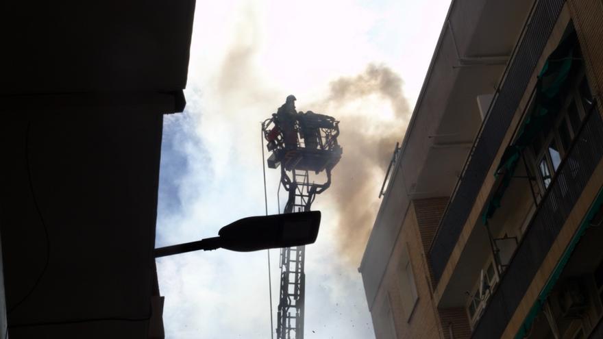 Pánico, llamas y humo negro: se desata un incendio en un edificio junto al Teatro Circo de Murcia