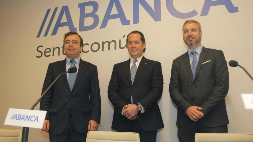 Francisco Botas, Juan Carlos Escotet yAlberto de Francisco, director financiero, ayer. // Xoán Álvarez