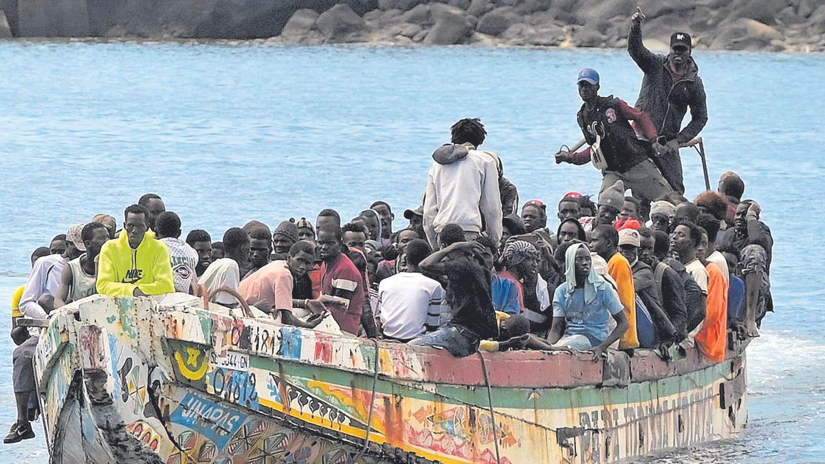 Llegada de 159 inmigrantes rescatados en aguas cercanas a El Hierro