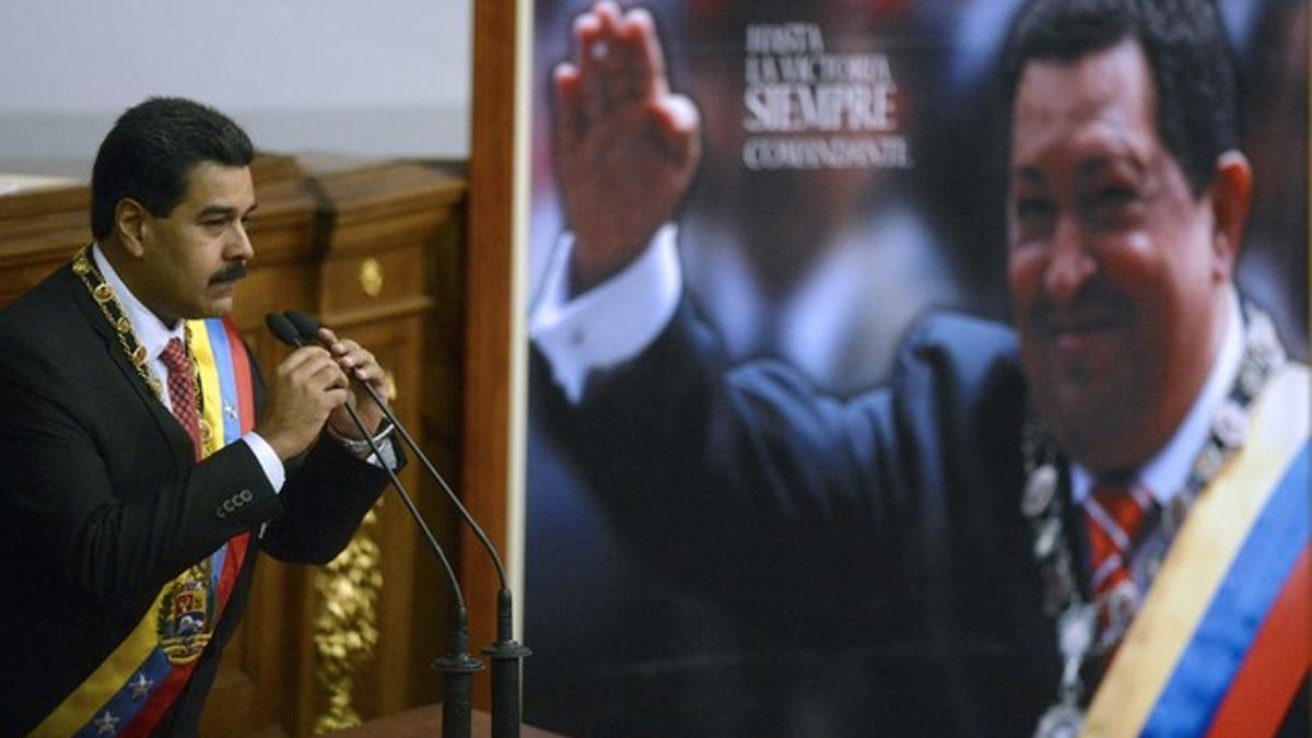 Nicolás Maduro, durante su discurso en la Asamblea Nacional, ante un retrato de Hugo Chávez, esta madrugada en Caracas.