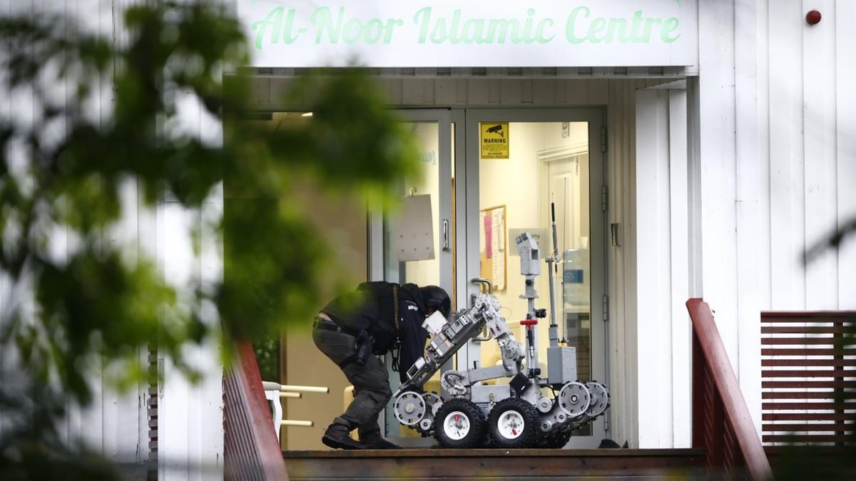 Un policía, en la entrada de la mezquita de Baerum (Oslo) donde se ha producido el tiroteo.